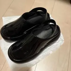 charles&keithチャールズアンドキース エナメル厚底スリッポン
