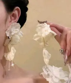 花モチーフ ホワイト ピアス