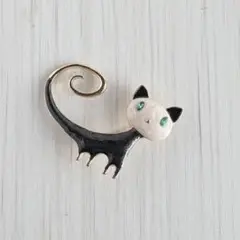 くるりんしっぽ　猫ブローチ　ホワイト