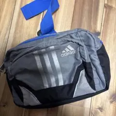 adidas ボディバッグ 3本ストライプ グレー