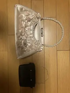 ベージュサテンパーティーバッグと黒ミニバッグのセット