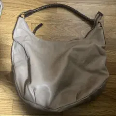 ベージュ 本革のショルダーバッグ ジッパーポケット付き
