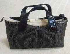 黒の編み込みハンドバッグ