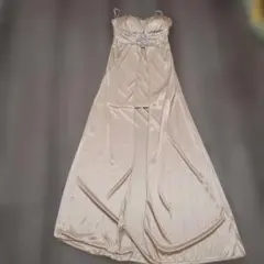 ビジュー付きベージュロングドレス