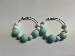 ビーズ フープピアス 水色×ホワイト 大ぶり レトロ ポップ 2個セット