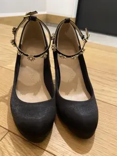 花モチーフ付きブラックパンプス