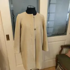 ベージュ色のアンゴラロングコート