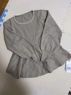 (新品未使用)ベージュ パールネックライン 長袖ニット M