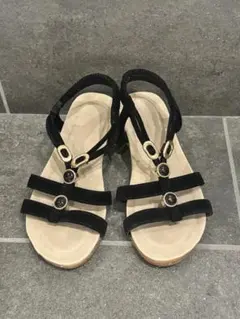 3/5まで黒いストラップサンダル