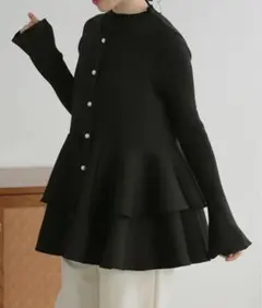 パールボタンペプラムジレ