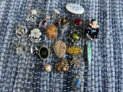 多様なデザインのブローチセット　まとめ売り
