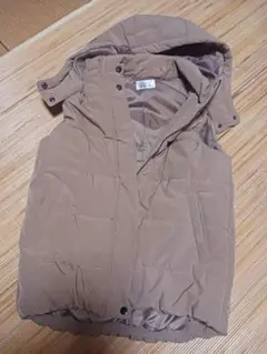 ブラウン フード付きダウンベスト