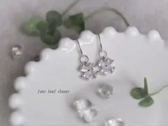 ＊四葉のクローバーのシンプルピアス＊