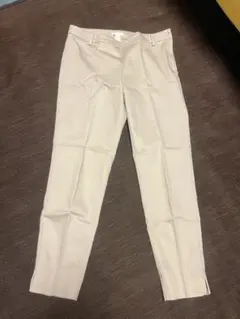 シンプルベージュのストレート綺麗めパンツ