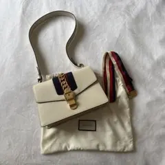 グッチ シルヴィ チェーンショルダーバッグ ミニ シェリーライン