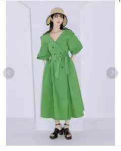 【極美品】 LILY BROWN デコルテトレンチワンピース　グリーン