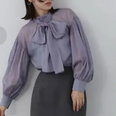 新品タグ付き✨ ハイネックシアーボウタイブラウス　ブルーグレー　フリー