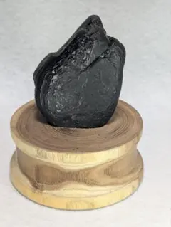 北海道産　黒玉　ジェット　ブラックアンバー　原石　台座付き 北海道産 黒玉 ブラックアンバー ジェット 129グラム 台座付き - メルカリ