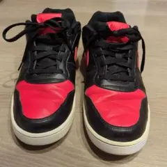 Nike ブラック/レッド スニーカー