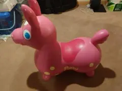 ピンクのウサギ型バウンサー