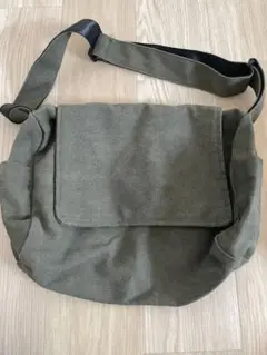 オリーブグリーン メッセンジャーバッグ