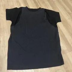 グレーとブラックの半袖Tシャツ