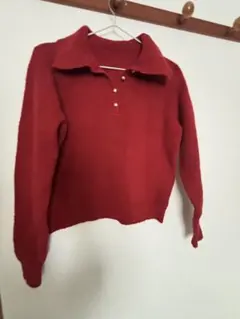 赤のポロカラー長袖セーター
