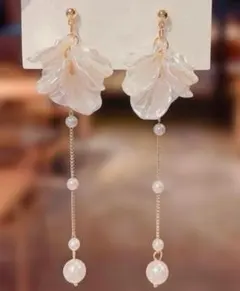 花びらモチーフ パールロングピアス