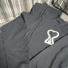 ハート刺繍 黒 フード付きパーカー