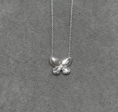 蝶の形 シルバー調 ネックレス