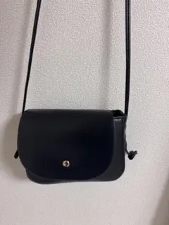 黒いショルダーバッグ フラップ式