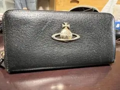 ビビアン財布　 ブラックレザー長財布 金属ロゴ付きのサムネイル