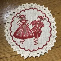 民族衣装の男女刺繍入りコースター 敷物18cm レッド