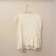 ホワイト フリル裾 ペプラム　パフスリーブ トップス　白　ホワイト