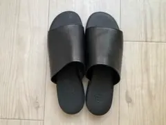 【新品・最終お値下げ】que shoes サンダル／black Ｍのサムネイル