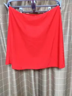 赤いフレアスカート