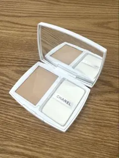CHANEL エクラ プルミエ コンパクト パウダリー ファンデーション B20