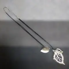 金属製葉デザインロングネックレス