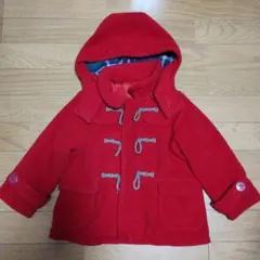 赤いフード付きダッフルコート