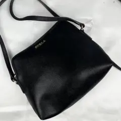 美品 FURLA レザー ショルダーバッグ ポエム ロゴ金具 斜め掛け ブラック