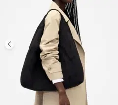 優しく心地良い肌触りのヴィーガンスエード生地で作られたトートバッグ