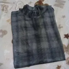 グレー系チェック柄ハイネック長袖　シアートップス