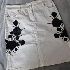 エスカーダスポーツ　ホワイトデニム　コットン　スカート　刺繍　36のサムネイル