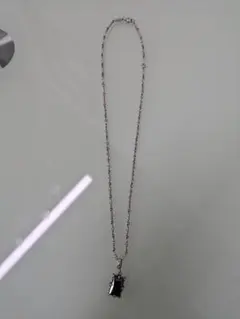 シルバー ネックレス 黒色ペンダント