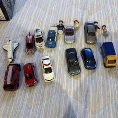 トミカ ミニカー 10台 とおまけ2個人形4体 まとめ売りのサムネイル