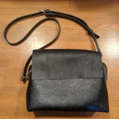 黒 レザー ショルダーバッグ フラップ付き