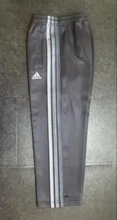 adidas 3本ライン グレー パンツ & レッド ジャケット