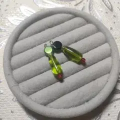 ハンドメイド 緑のガラスビーズ ピアスまたはイヤリング