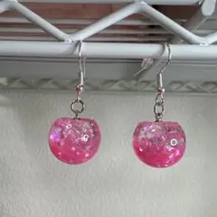 ラメ入りピンク球体ピアス