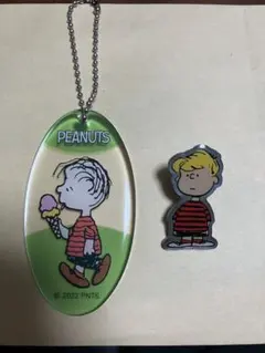 PEANUTS ピーナツ アクリルキーホルダー　ピンズ　シュローダー　ライナス